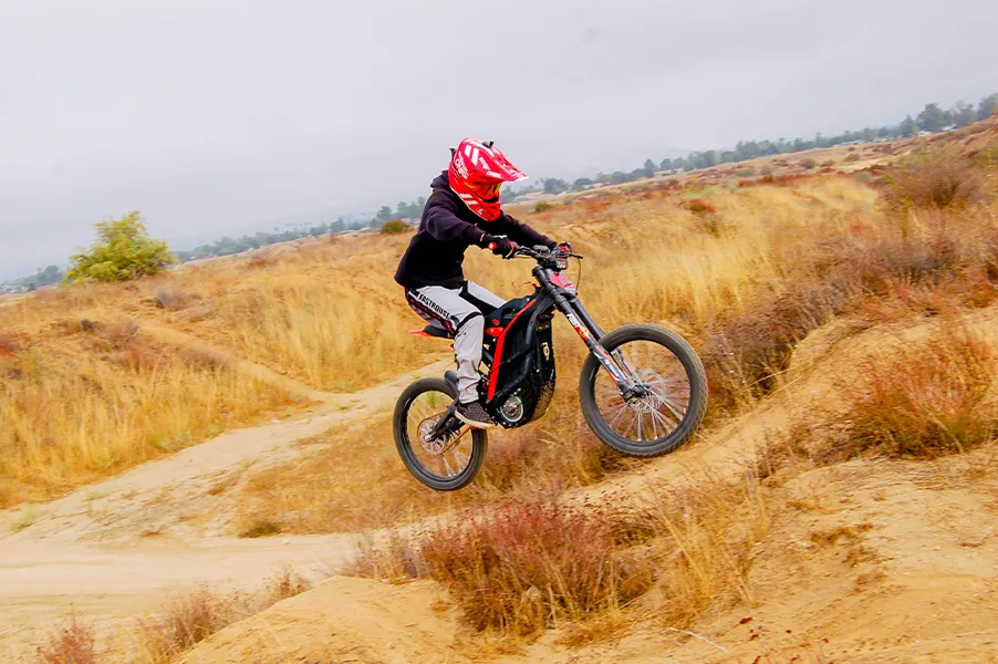 Painel digital com NFC da 79BIKE Falcon Pro