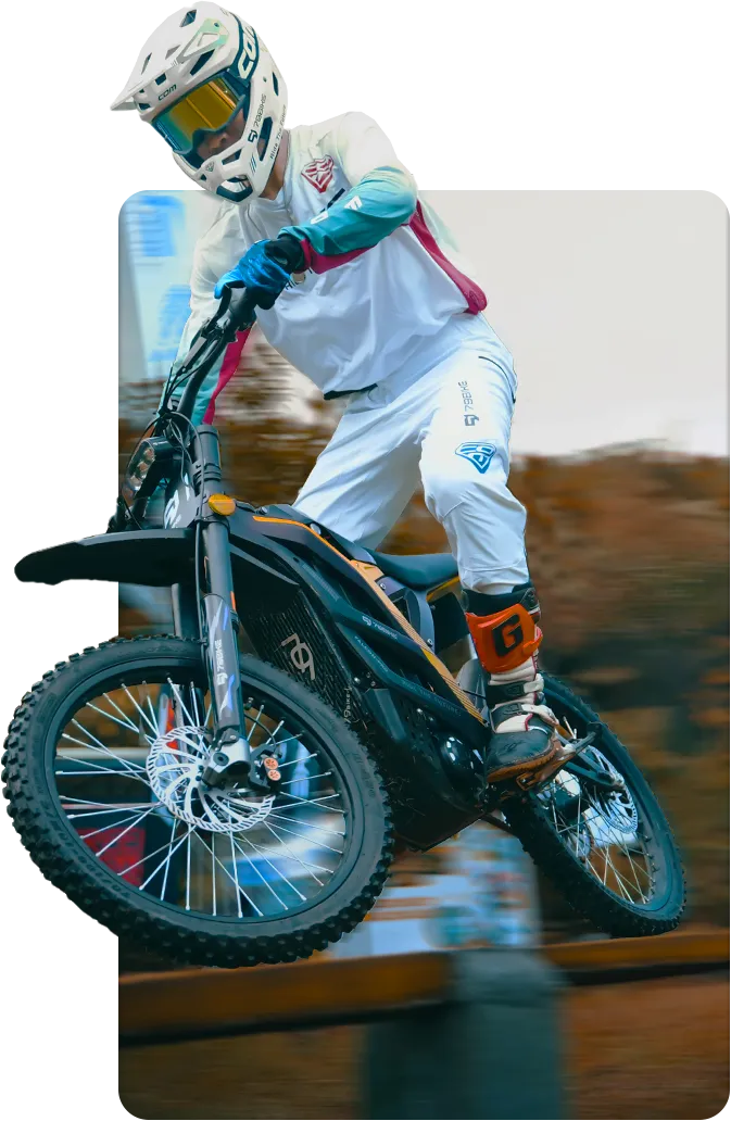Piloto de branco em ação com uma e-moto 79BIKE